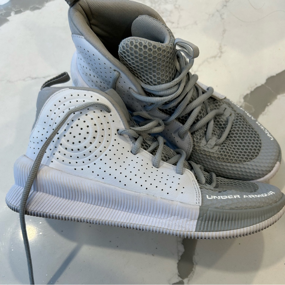 Under Armour women’s size 8 basketball shoes. White upper leather, rubber sole